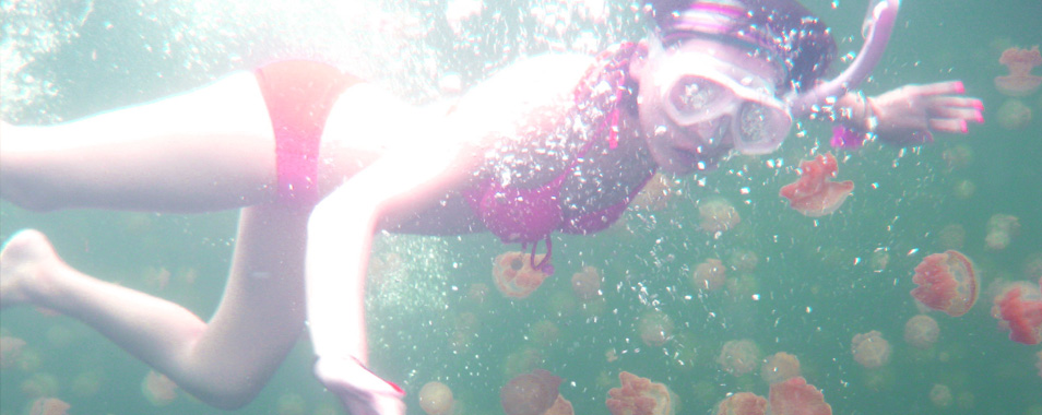 性感女孩在帕劳水母湖潜游